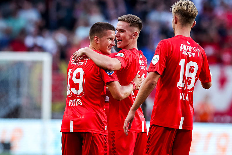 西汉姆训练开放日，集结日外线爆发引欢呼，荷甲在即，高层口径保持一致(日本暖炉下亲子挑战10万奖)-玖鼎体育